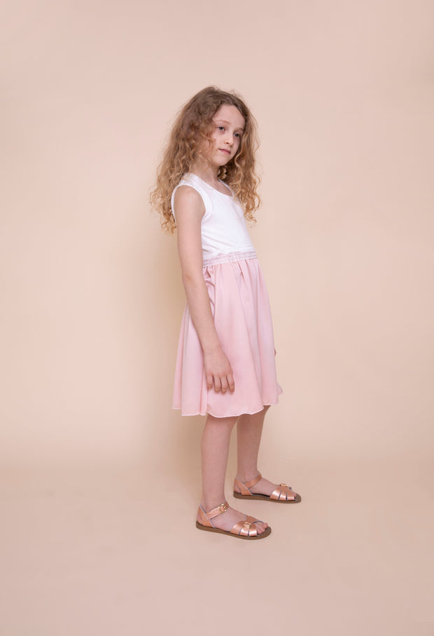 דגם ולרי 2 שמלה מסתובבת לילדה בשני צבעים. ורוד בהיר ולבן. חצאית השמלה עם שכבת טול מלמעלה. תמונת צד