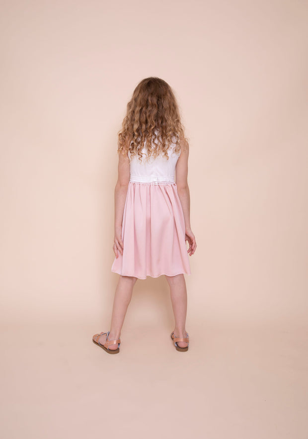 דגם ולרי 2 שמלה מסתובבת לילדה בשני צבעים. ורוד בהיר ולבן. חצאית השמלה עם שכבת טול מלמעלה. תמונת גב 
