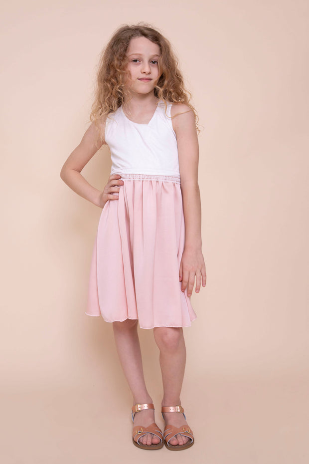 דגם ולרי 2 שמלה מסתובבת לילדה בשני צבעים. ורוד בהיר ולבן. חצאית השמלה עם שכבת טול מלמעלה